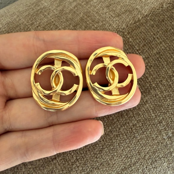 ✨Vintage Chanel Gold-Tone CC Earrings✨ - Picture 10 of 13